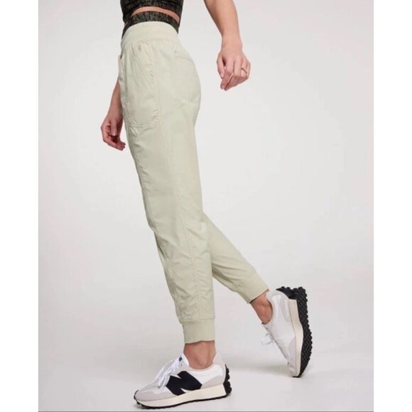 NEW CALIA Nyluxe Mid-Rise Relaxed-Fit Ankle Joggers in Soft Green Size Small - Picture 2 of 11